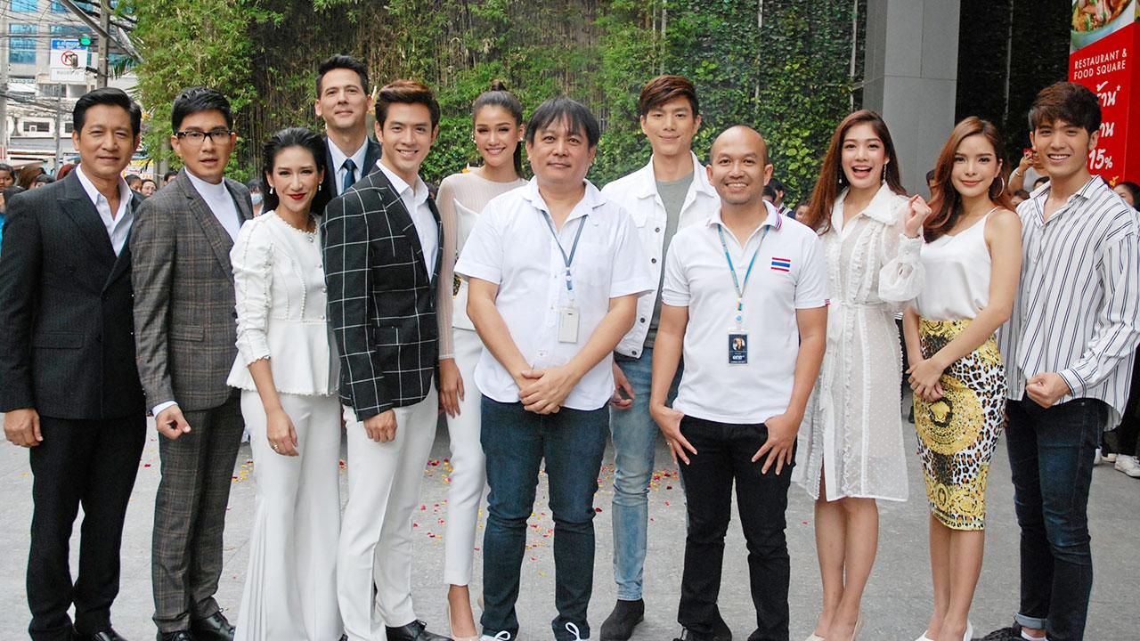 สนุกแน่นอน - นิพนธ์ ผิวเณร รองกรรมการผู้อำนวยการ-สายงานการผลิตละคร ช่องวัน 31 พร้อมด้วยนำทีมนักแสดงบวงสรวงละคร เรื่อง “หน้ากากแก้ว” โดยมี ป๊อก–ปิยธิดา, กัปตัน–ภูธเนศ, ฟิล์ม–ธนภัทร, แนท–อนิพรณ์ ฯลฯ ร่วมทำพิธี ณ ลานหน้าตึกจีเอ็มเอ็ม แกรมมี่ เมื่อวันก่อน.