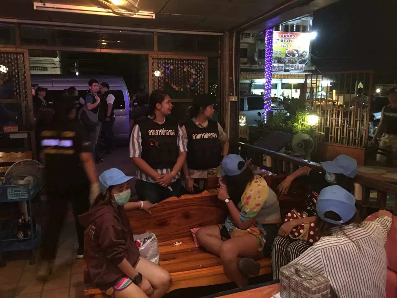 กรมการปกครอง บุกจับคาราโอเกะค้ามนุษย์ พบหญิงสาวลอบค้ากาม 8 ราย