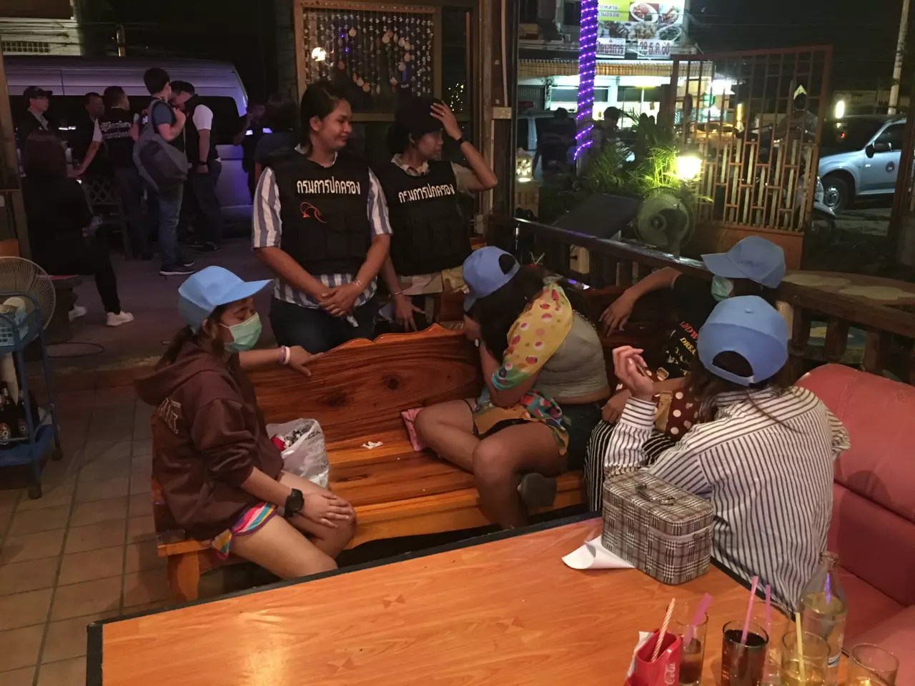 กรมการปกครอง บุกจับคาราโอเกะค้ามนุษย์ พบหญิงสาวลอบค้ากาม 8 ราย