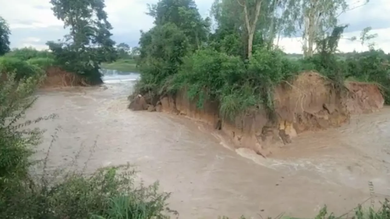 ฝนถล่มบึงกาฬ น้ำป่ากัดเซาะถนนที่ อ.เซกาขาดครึ่ง ต้องปิดการจราจร