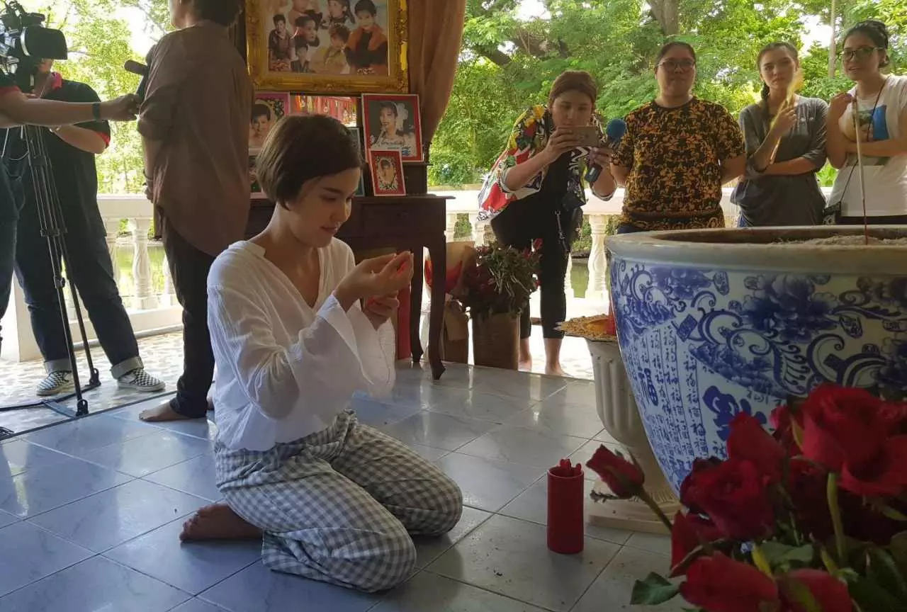 เปลี่ยนชุดใหม่ สวมส่าหรีสีสดใส ให้แม่ผึ้ง ‘พุ่มพวง ดวงจันทร์’
