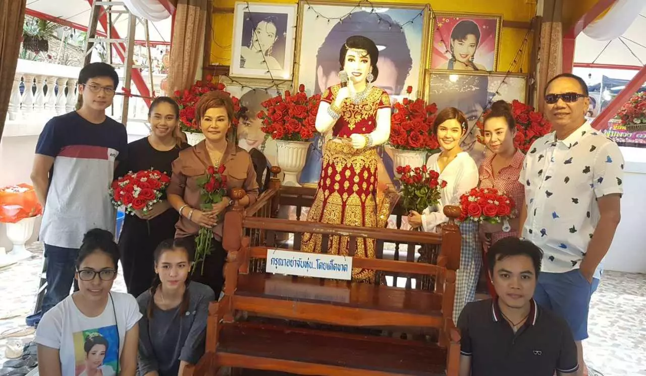เปลี่ยนชุดใหม่ สวมส่าหรีสีสดใส ให้แม่ผึ้ง ‘พุ่มพวง ดวงจันทร์’