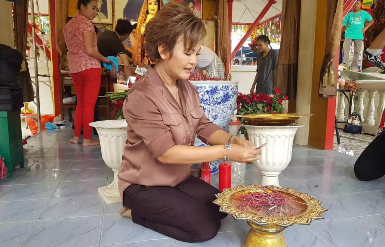 เปลี่ยนชุดใหม่ สวมส่าหรีสีสดใส ให้แม่ผึ้ง ‘พุ่มพวง ดวงจันทร์’