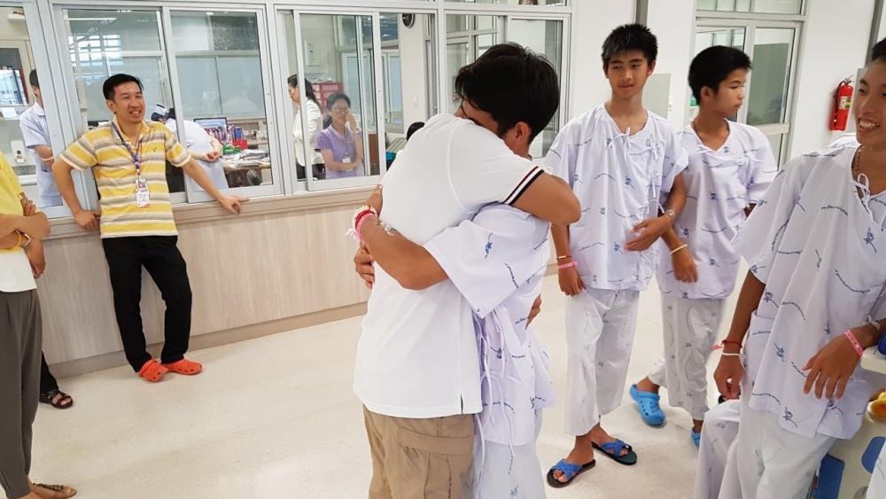 'หมอภาคย์' สวมกอด 'โค้ชเอก'