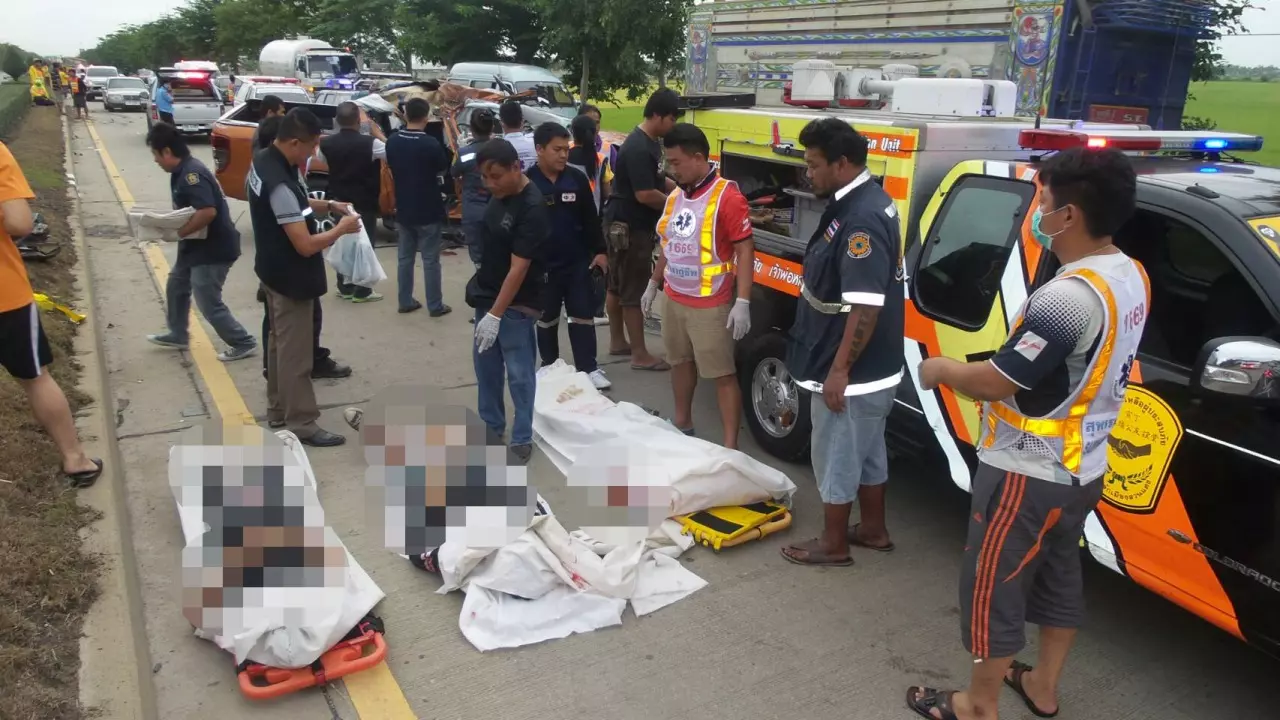 กระบะซิ่งอัดรถบรรทุกน้ำกรมทางที่สุพรรณฯ ตาย 3 สาหัส 3 คาดหลับใน