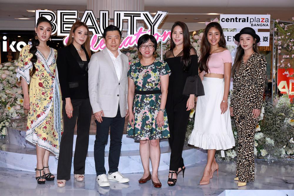 ช็อปเพลิน - ณัฐกาญจน์ สำราญกิจ และ อภิชาติ พูนตระกูลเกียรติ จัดแคมเปญ Beauty Salebration มอบโปรโมชั่นพิเศษให้ลูกค้าช็อปผลิตภัณฑ์ความงามกันอย่างจุใจ โดยมี ชวัลกร วรรธนพิสิฐกุล และ สิปโปทัย ฉันทะสิริวัฒน์ มาร่วมงานด้วย ที่เซ็นทรัลพลาซา บางนา วันก่อน.