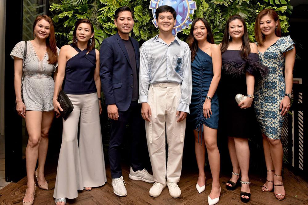 ดื่มเป็น - กสิณสุข มะกล่ำทอง เปิดตัว “สตาร์ ออฟ บอมเบย์” แนะนำประสบการณ์ค็อกเทลซุปเปอร์พรีเมี่ยมจิน คู่กับเมนูอาหารปรุงพิเศษเพื่อถึงอรรถรสในการดื่มจิน โดยมี วิทูล ผดุงศรีสวัสดิ์ และ ภัณฑิตา เฮงตระกูลสิน มาร่วมงานด้วย ที่โรงแรมแมริออท มาร์คีส์ ควีนส์ ปาร์ค วันก่อน.
