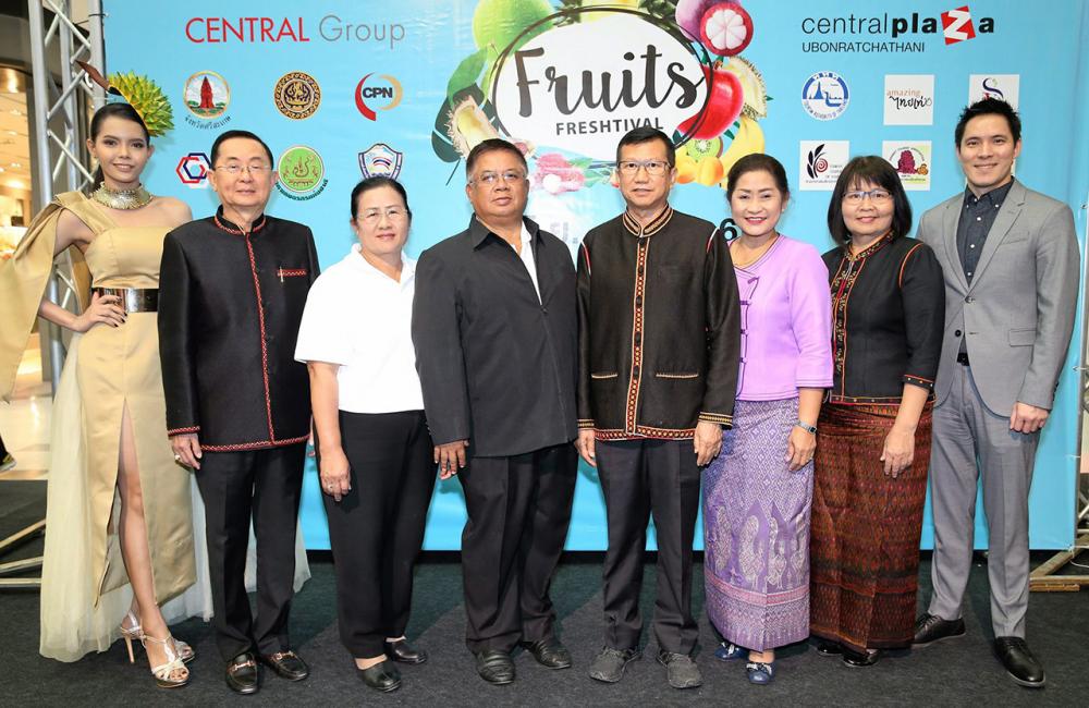 กินผลไม้ - สฤษดิ์ วิฑูรย์ และ ธวัช สุระบาล เปิดงาน “Fruits Freshtival เทศกาลผลไม้จากสวน” เพื่อช่วยเหลือเกษตรกรสวนผลไม้ไทย โดยมี ปิติพร ชุติสิริวัฒนา, ยุพาภร วิฑูรย์, ธนภร พูลเพิ่ม และ วิทยา วิรารัตน์ มาร่วมงานด้วย ที่เซ็นทรัลพลาซา อุบลราชธานี วันก่อน.