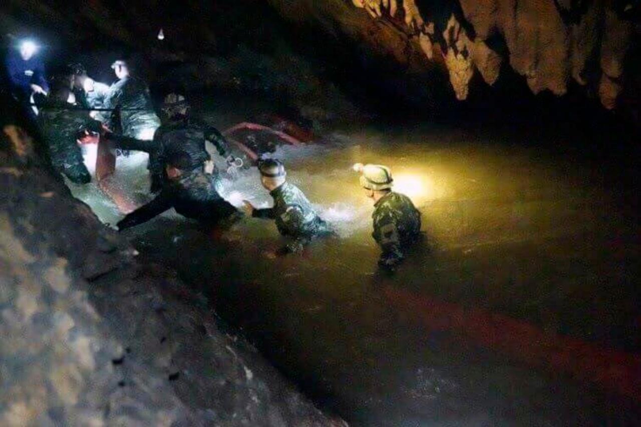 ทหารไทยลุยน้ำในถ้ำหลวง