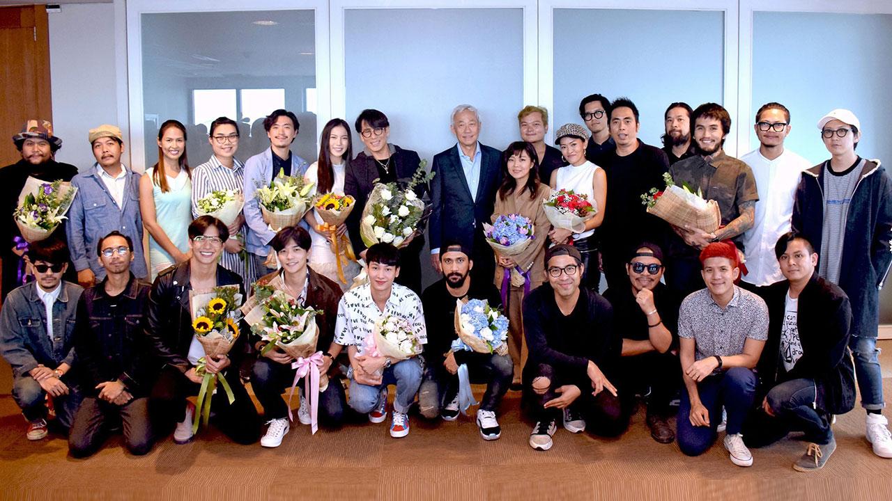 ยินดีด้วย ไพบูลย์ ดำรงชัยธรรม มอบช่อดอกไม้แสดงความยินดีให้กับศิลปินที่ได้รับรางวัลต่างๆ มี เบิร์ด ธงไชย, ลุลา, วงบิ๊กแอส, วงเคลียร์, วงโลโมโซนิก, วงเวสต์ ออฟ อีสต์, นัฐวุฒิ พูนพิริยะ ผู้กำกับ และทีมงานจากภาพยนตร์ ฉลาดเกมส์โกง ฯลฯ ร่วมงาน ณ อาคารจีเอ็มเอ็ม แกรมมี่ เพลส วันก่อน.