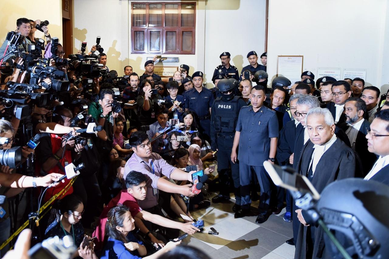 ทีมอัยการแถลงข่าวต่อสื่อมวลชน หลังจากนายนาจิบ ราซัค ถูกจับนำตัวส่งฟ้องศาล
