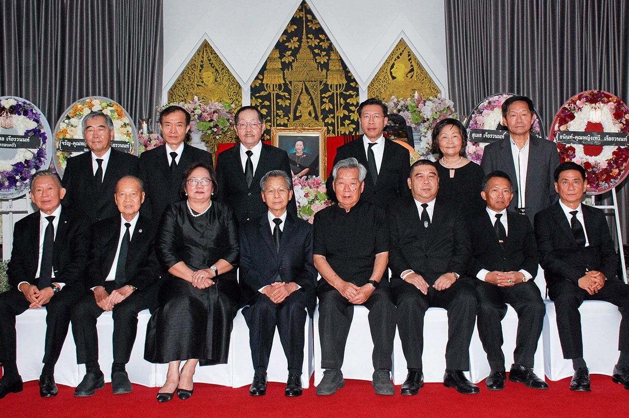 สู่สุคติ ชวน หลีกภัย เป็นประธานในพิธีสวดพระอภิธรรมศพ ยุพา เจียรวนนท์ มารดาของ ดร.ประทีป เจียรวนนท์ โดยมี พล.ต.อ.เพรียวพันธ์ ดามาพงศ์, พล.ร.อ.โสภณ วัฒนมงคล, พรเทพ พรประภา, อุษา สมบูรณ์ และ สราวุธ วัชรพล มาร่วมในพิธีด้วย ที่วัดธาตุทอง วันก่อน.