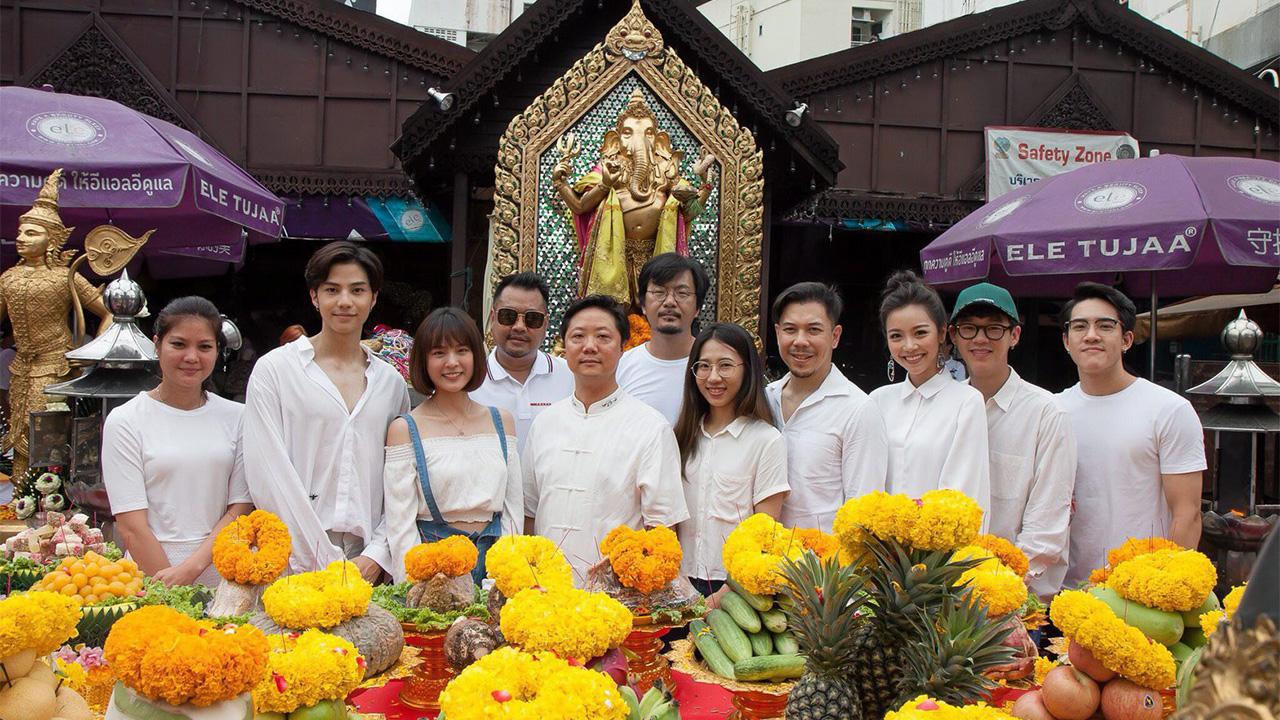 ซีรีส์รีเมกจากจีน “จาง ตง” ซีอีโอ บริษัท อาร์ท้อป มีเดีย (ประเทศไทย) จำกัด บวงสรวงเปิดตัวซีรีส์ไทยเรื่องแรก ที่รีเมกมาจากนวนิยายชื่อดังของจีน จากปลายปากกา “จิ่วเย่หุย (Jiu Yehui)” เรื่อง “Fleet of time กาลครั้งหนึ่ง รักของเรา” โดยผู้กำกับหนุ่ม ฉิก–สกล เตียเจริญ นักแสดงนำ แบงค์–ธิติ, แพทตี้–อังศุมาลิน ร่วมงาน ที่ศาลพระพิฆเนศ สี่แยกรัชดา-ห้วยขวาง.