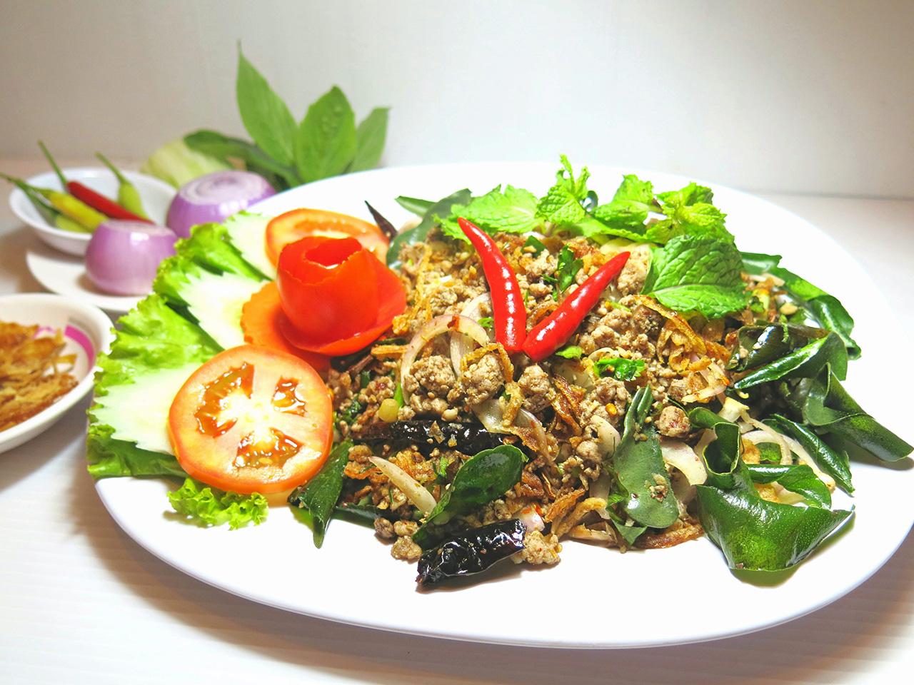 ลาบหมูเหมือนลาบเป็ดอีกจานเด็ดประจำร้าน.