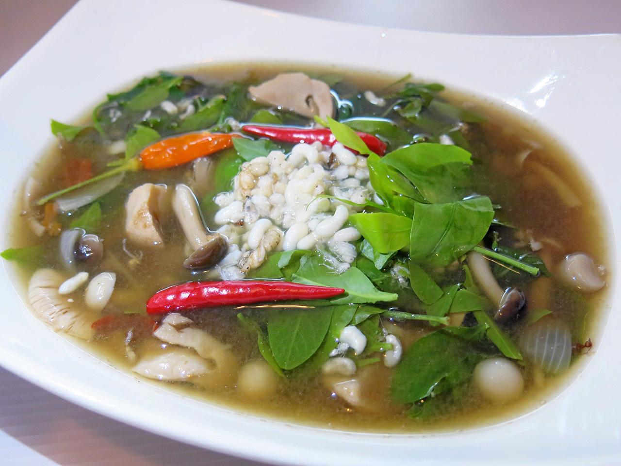 แกงผักหวานไข่มดแดงนํ้าซุปหอมอร่อยอีกเมนูดัง.