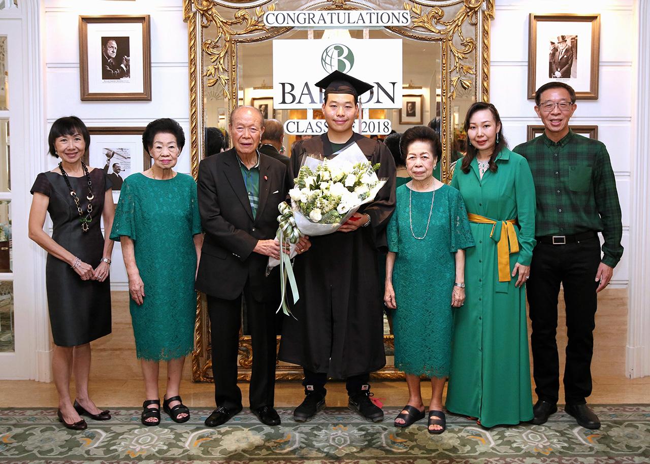 หลานเก่ง - สุชาติ-วิพา เศรษฐีวรรณ และ พรดี ลี้อิสสระนุกูล จัดงานเลี้ยงแสดงความยินดีให้ ชนนท์ เศรษฐีวรรณ หลานชายในโอกาสจบการศึกษาจาก Babson Collage โดยมี โชคชัย-พรทิพย์ เศรษฐีวรรณ และ พิมพ์ใจ ลี้อิสสระนุกูล มาร่วมงานด้วย ที่ รร.แมนดาริน โอเรียนเต็ล วันก่อน.