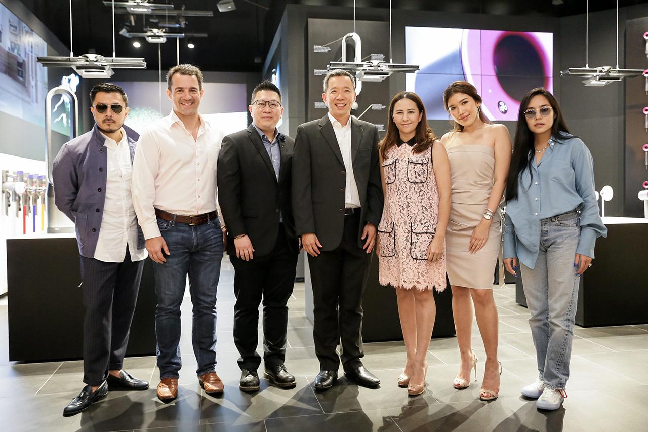 ใช้ดีมาก - เอ้ดวิน ยัป ฮอว์สัน และ ธณพร ตันติยานนท์ เปิดร้าน Dyson Demo รวมสุดยอดนวัตกรรมเครื่องใช้ไฟฟ้า โดยมี วิโรจน์ สุขพิทักษ์, ม.ร.ว.ศรีคำรุ้ง ยุคล รัตตกุล, พลพัฒน์ อัศวะประภา, แม้นวาด นาครทรรพ และ จิม รูเวอร์ส มาร่วมงานด้วย ที่สยามพารากอน วันก่อน.