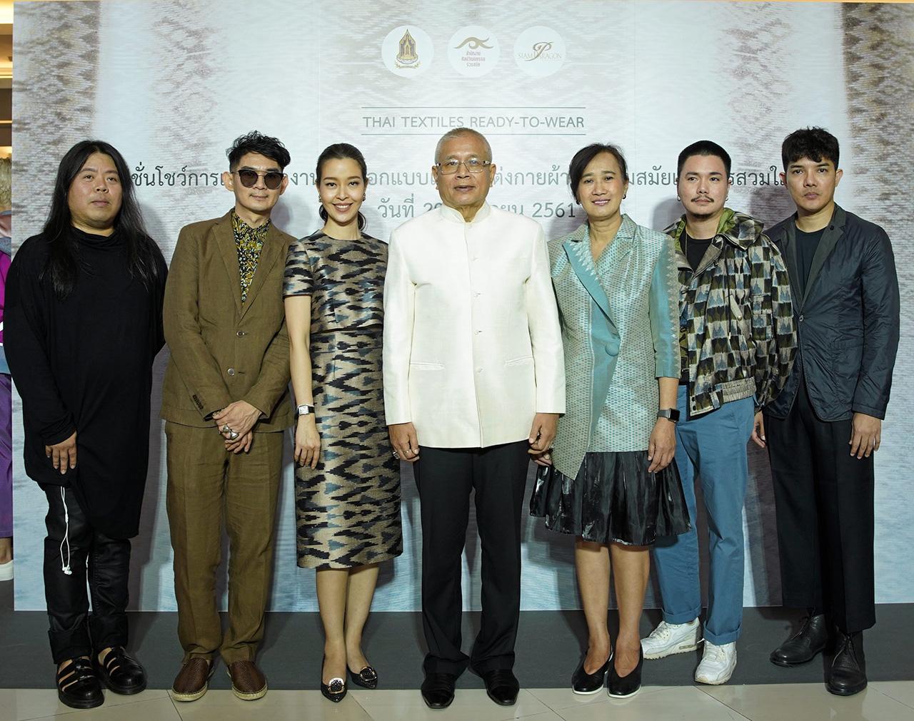 น่าดู - ดร.พงศ์ศักติฐ์ เสมสันต์ เปิดงานการแสดงผลงานการออกแบบเครื่องแต่งกายและนิทรรศการโครงการออกแบบเครื่องแต่งกายผ้าไทยร่วมสมัย โดยมี ดร.วิมลลักษณ์ ชูชาต, ม.ล.อรดิศ สนิทวงศ์, ประภากาศ อังศุสิงห์ และ เอก ทองประเสริฐ มาร่วมงานด้วย ที่สยามพารากอน วันก่อน.