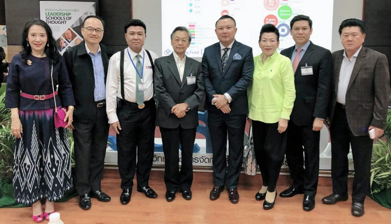 ประธาน - ชวน หลีกภัย, ดร.ธีรยุทธ ทุมมานนท์, ดร.สุนันท์ สิงห์สมบุญ, อารีรัตน์ เลาหพล,โกศิลป์ ภัทรธีรานนท์ และ ดร.เกียรติศักดิ์ กัลยาสิริวัฒน์ มาร่วมกันแสดงความยินดีแก่ ดร.เทอดศักดิ์ บุญทศ หลังได้รับเลือกเป็นประธาน วบส.1 นิด้า ที่สถาบันบัณฑิตพัฒนบริหารศาสตร์ วันก่อน.