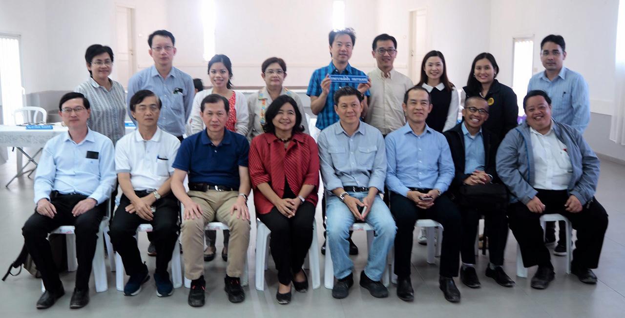 ห่วงใยกัน - ภัทรัตน์ หงษ์ทอง รองอธิบดีกรมการกงสุล กระทรวงการต่างประเทศ นำคณะแพทย์และพยาบาลไปตรวจสุขภาพแรงงานไทยที่อิสราเอล โดยมี ศักดินาถ สนธิศักดิ์โยธิน อทป. (ฝ่ายแรงงาน) เป็นผู้ประสานงานอย่างดี.