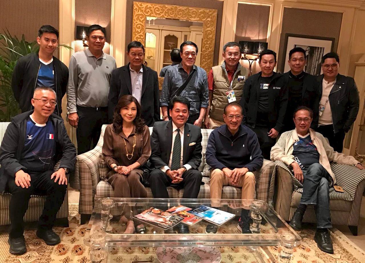 ต้อนรับอบอุ่น - ธนาธิป อุปัติศฤงค์ ออท. ณ กรุงมอสโก รัสเซีย และ มนต์ทิพย์ ภริยา ร่วมงานเลี้ยงรับ ณัฏฐวุฒิ โพธิสาโร, สุภชัย วีระภุชงค์ และ อดิศักดิ์ เบ็ญจศิริวรรณ และคณะ ในโอกาสไปร่วมชมฟุตบอลโลก 2018 ที่กรุงมอสโก.