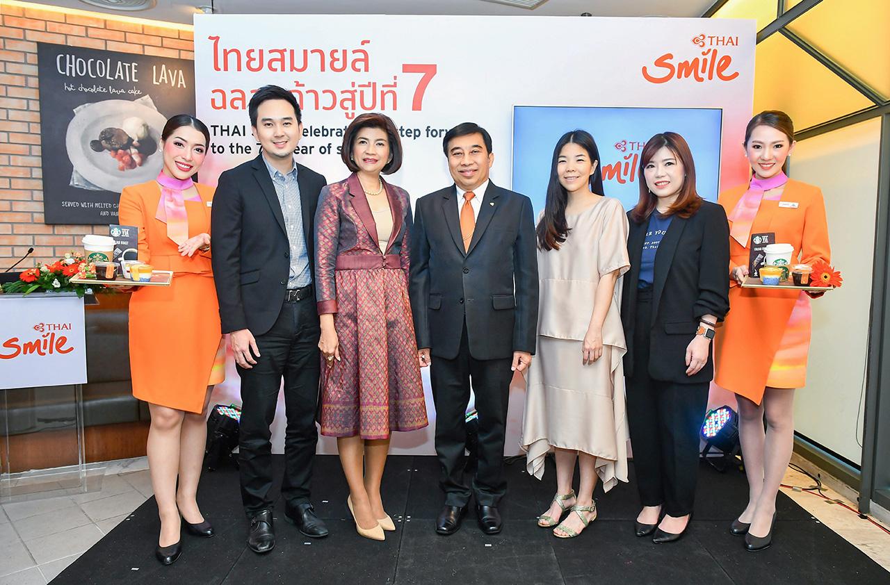 ดูแลอย่างดี ฉัตรชัย ปานอยู่ แถลงข่าวการฉลองก้าวเข้าสู่ปีที่ 7 สายการบินไทยสมายล์ พร้อมจับมือ “สตาร์บัคส์ กับอาฟเตอร์ ยู” เพื่อเสิร์ฟเมนูสุดพิเศษให้กับผู้โดยสารทุกที่นั่ง โดยมี เนตรนภางค์ ธีระวาส และ กุลพัชร์ กนกวัฒนาวรรณ มาร่วมงานด้วย ที่อาฟเตอร์ ยู สยามสแควร์ วัน วันก่อน.