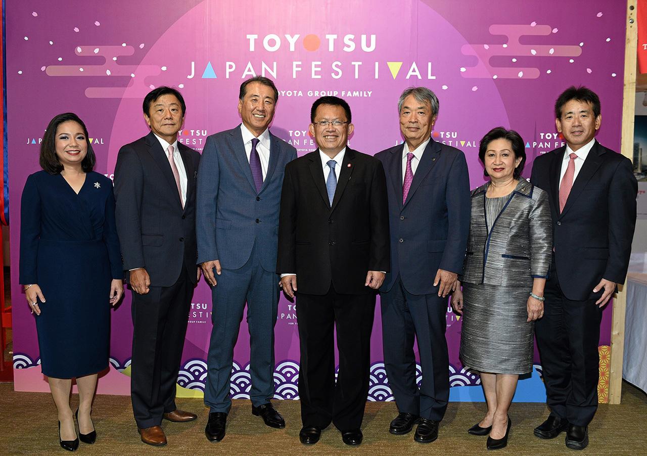 สารพัดของ ดร.สมชาย หาญหิรัญ รมช.อุตสาหกรรม เปิดงาน TOYOTSU JAPAN FESTIVAL 2018 เทศกาลสินค้าและอาหารจากประเทศญี่ปุ่น โดยมี คิโยโยชิ โอบะ, อนุษฐา เชาว์วิศิษฐ, ยูจิ นาคากาวะ, ยูอิชิ โออิ และ เพ็ญพรรณ เชาว์วิศิษฐ มาร่วมงานด้วย ที่สยามพารากอน วันก่อน.