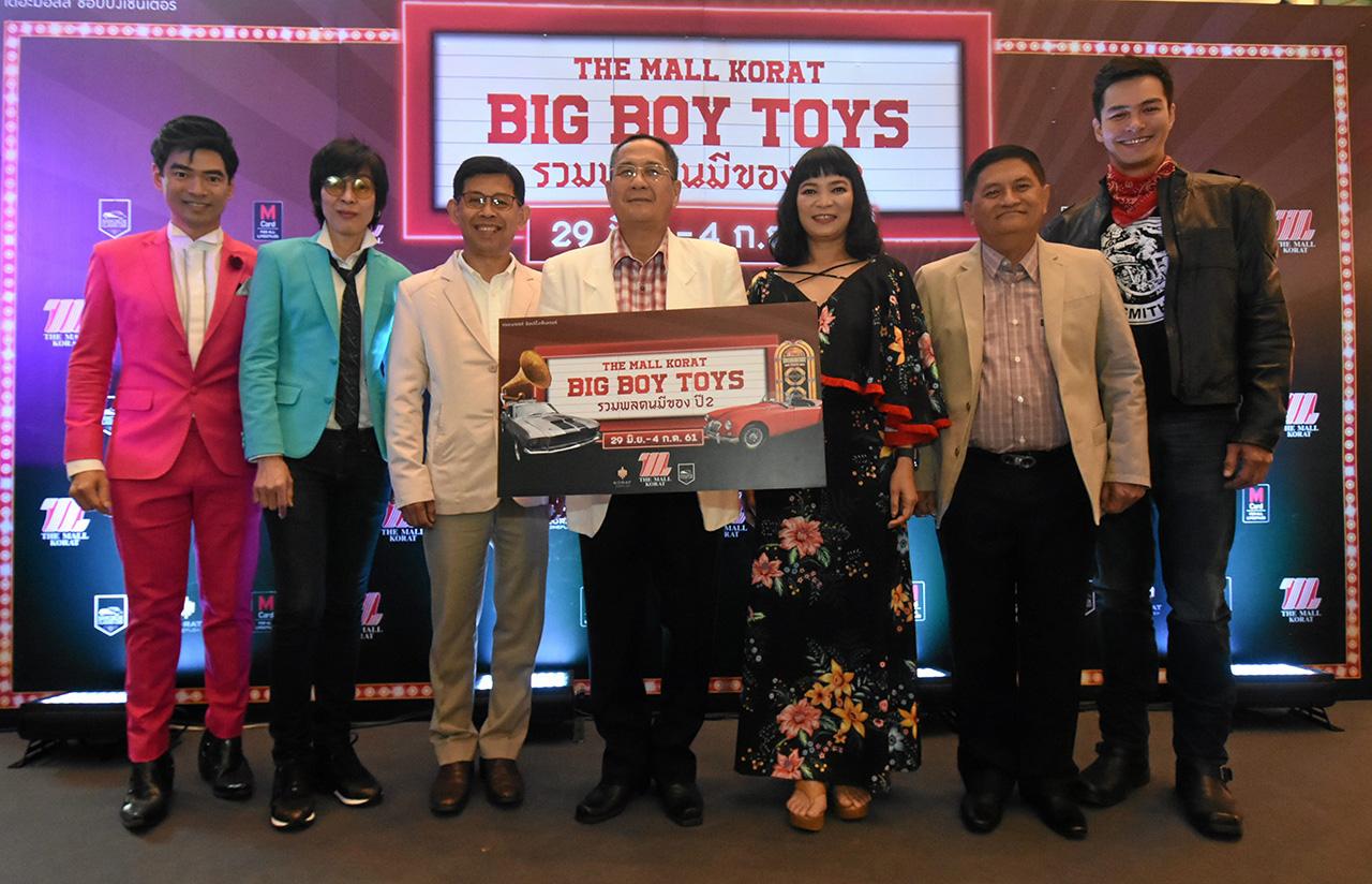 อย่าพลาด มุรธาธีร์ รักชาติเจริญ เปิด The Mall Korat Big Boy Toys งานรวบรวมของสะสมโบราณหาชมได้ยาก พร้อมสินค้าไลฟ์สไตล์ โดยมี พล.อ.ดร.มารุต ลิ้มเจริญ, วสุแสงสิงแก้ว, อัญชลี จงคดีกิจ และ ปีเตอร์ คอร์ป ไดเรนดัล มาร่วมงานด้วย ที่เดอะมอลล์ โคราช วันก่อน.