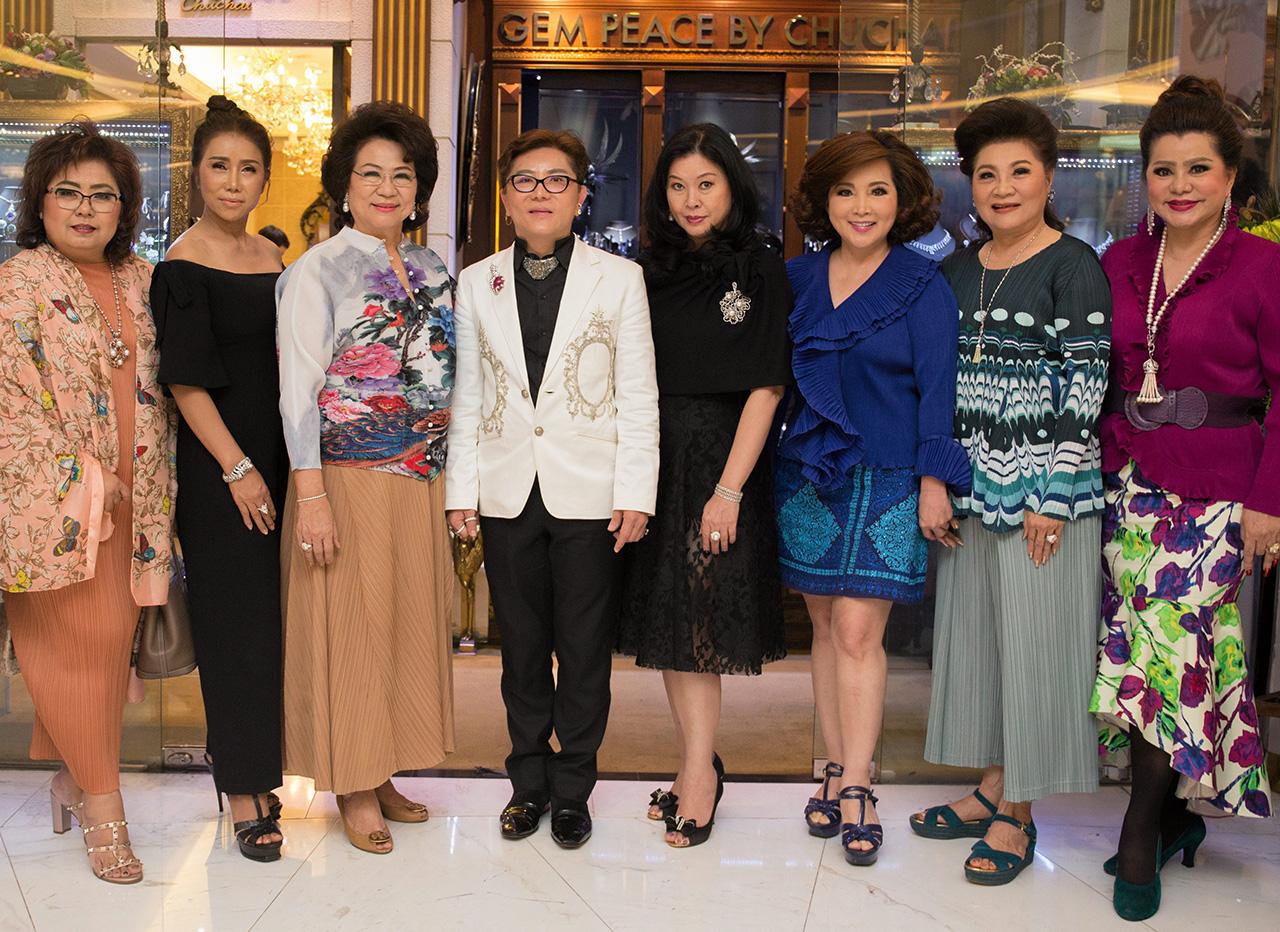 เพชรงาม ชูชัย ชัยฤทธิเลิศ จัดงาน Gems bond & No.7 wonders โชว์เครื่องประดับเพชร 7 คอลเลกชัน โดยมี ดร.ดาวใจ ไพจิตร, อำไพ หาญไกรวิไลย์,นภาดา เศรษฐเศรณีกุล
และ มะลิวรรณ ประยงค์พันธ์ มาร่วมงานด้วย ที่ร้านเจมพีซ บาย ชูชัยดิ เอ็มโพเรียม วันก่อน.