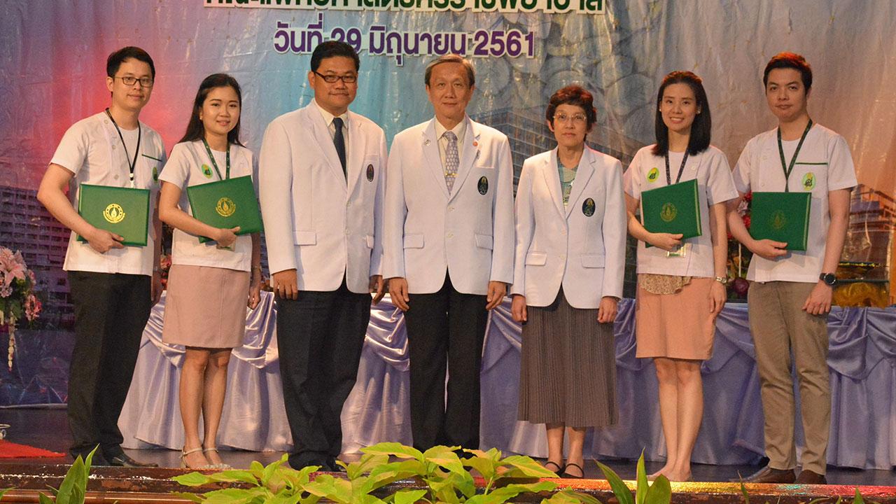 ภูมิใจ ศ.ดร.นพ.ประสิทธิ์ วัฒนาภา คณบดีคณะแพทยศาสตร์ศิริราชพยาบาล มอบประกาศนียบัตรแก่แพทย์ประจำบ้าน ผู้สำเร็จการฝึกอบรมหลักสูตรทุกสาขาวิชา ปี 2560 โดยมี ศ.พญ.สุวรรณี สุรเศรณีวงศ์ และ รศ.ดร.นพ.ถาวรชัย ลิ้มจินดาพร มาร่วมในพิธีด้วย ที่ รพ.ศิริราช วันก่อน.