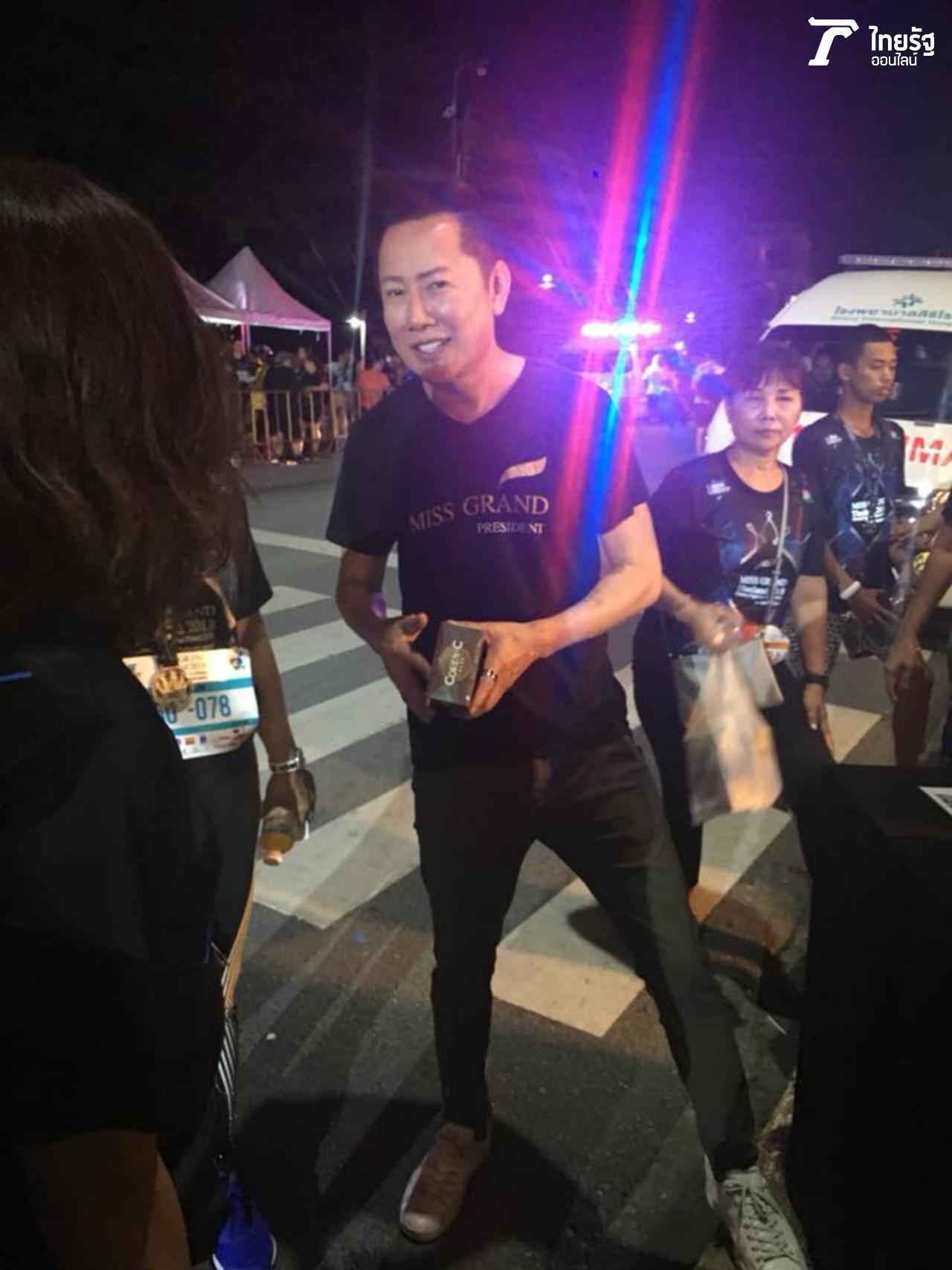 ณวัฒน์ ผู้อำนวยการกองประกวด แวะมาช่วยขายกาแฟอย่างขยัน