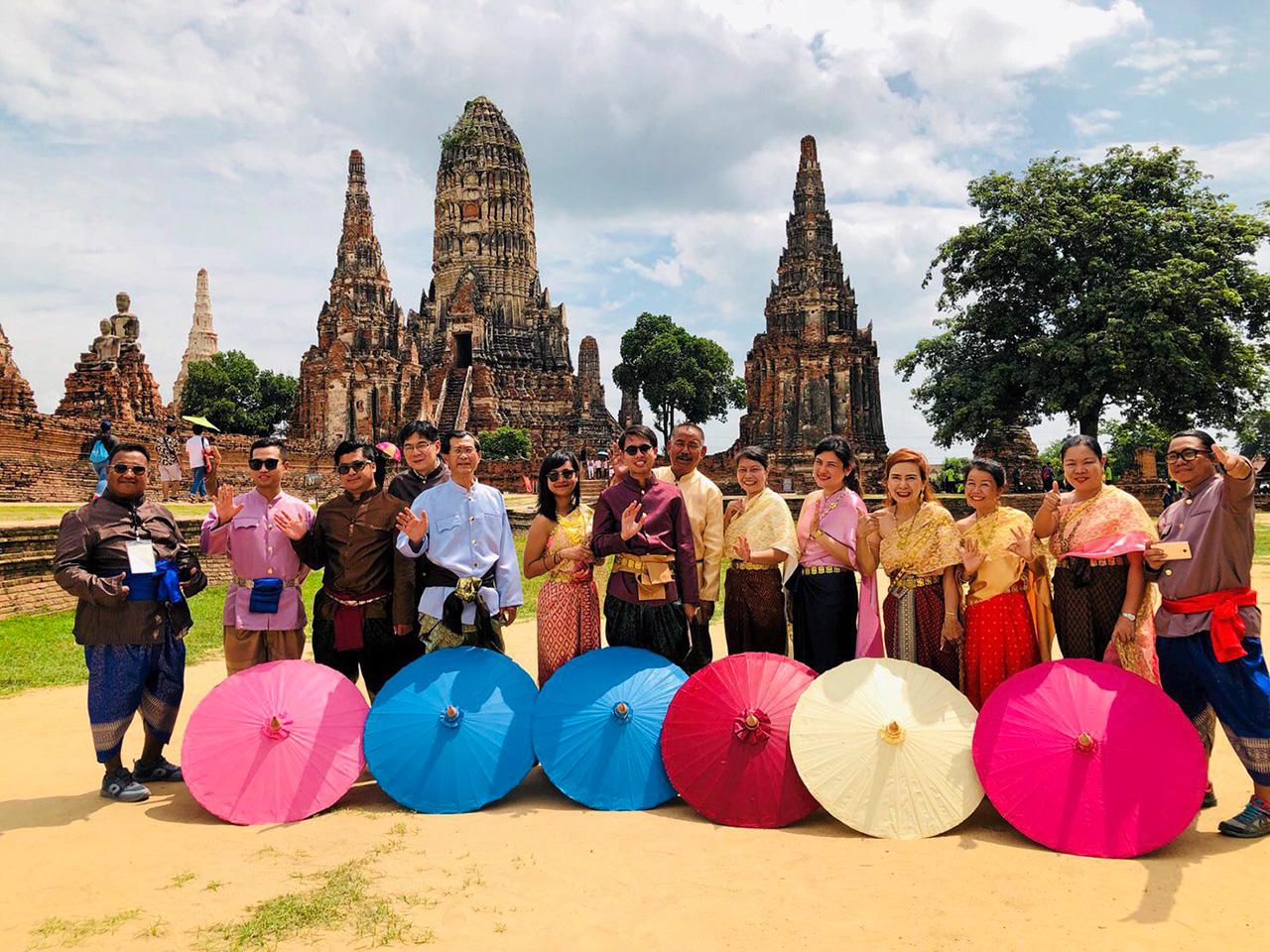 คณะสื่ออาเซียนแต่งชุดไทยย้อนยุคออเจ้า ตามรอยละครเรื่อง “บุพเพสันนิวาส” เข้าชมวัดไชยรัตนาราม จ.พระนครศรีอยุธยา อย่างประทับใจ.