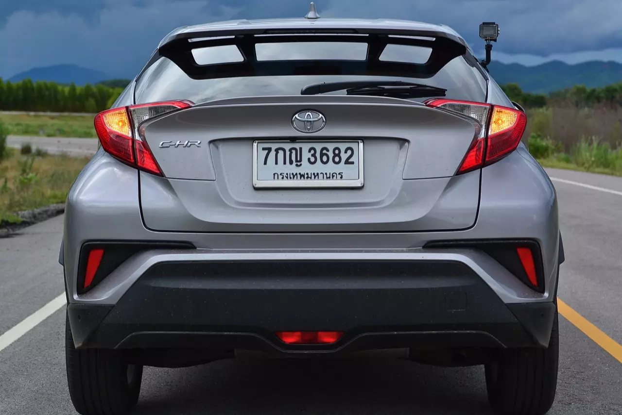 เปรียบมวย TOYOTA C-HR 1.8 MID ปะทะ HONDA HR-V 1.8 RS