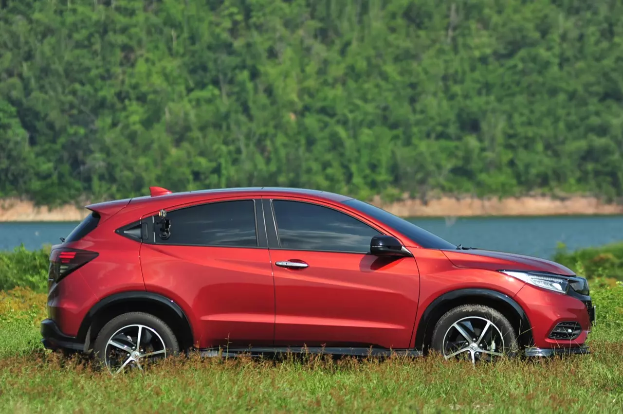 เปรียบมวย TOYOTA C-HR 1.8 MID ปะทะ HONDA HR-V 1.8 RS