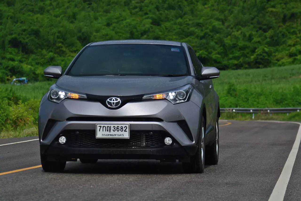 เปรียบมวย TOYOTA C-HR 1.8 MID ปะทะ HONDA HR-V 1.8 RS