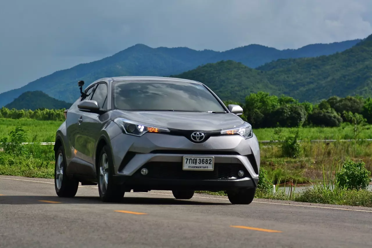 เปรียบมวย TOYOTA C-HR 1.8 MID ปะทะ HONDA HR-V 1.8 RS