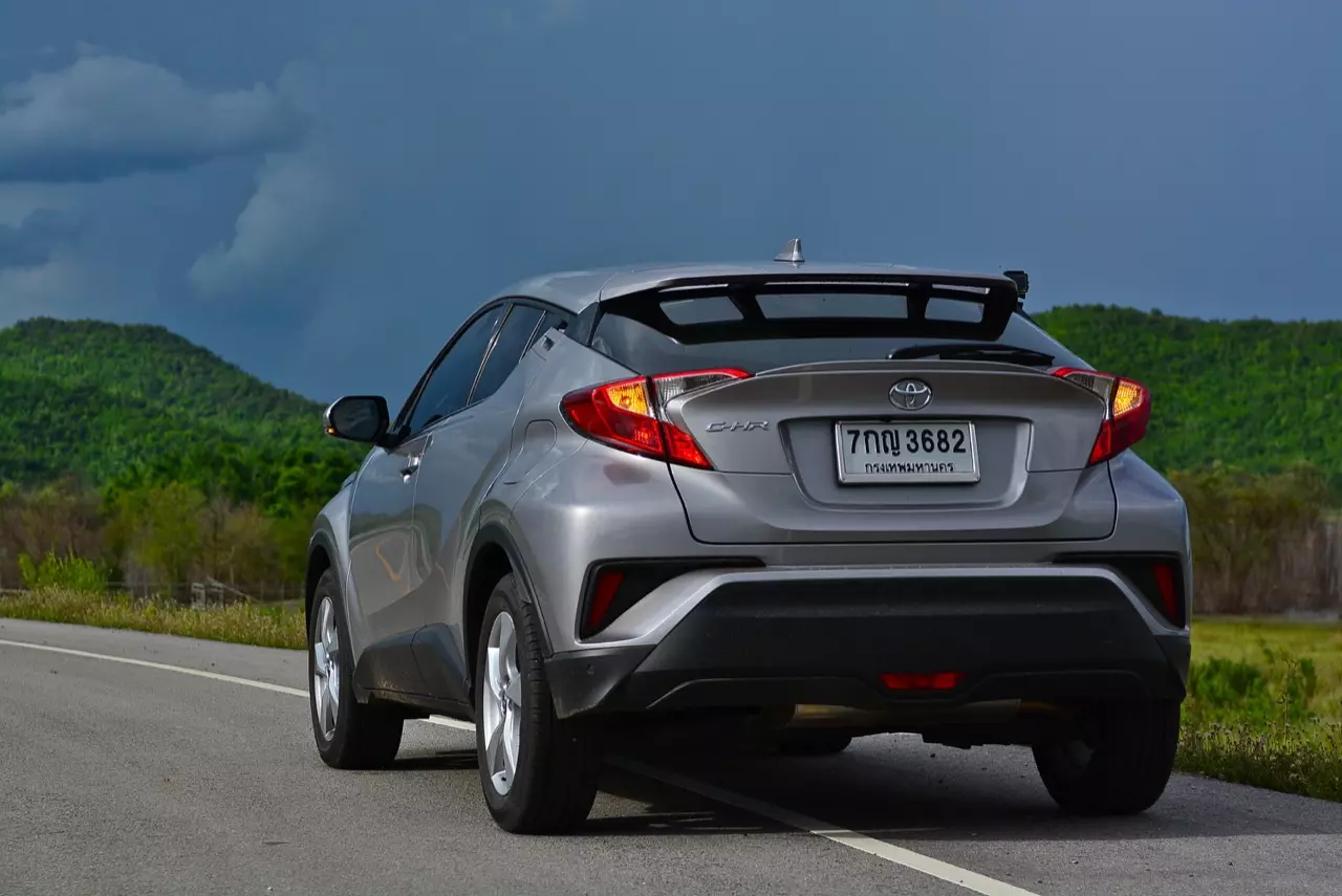 เปรียบมวย TOYOTA C-HR 1.8 MID ปะทะ HONDA HR-V 1.8 RS