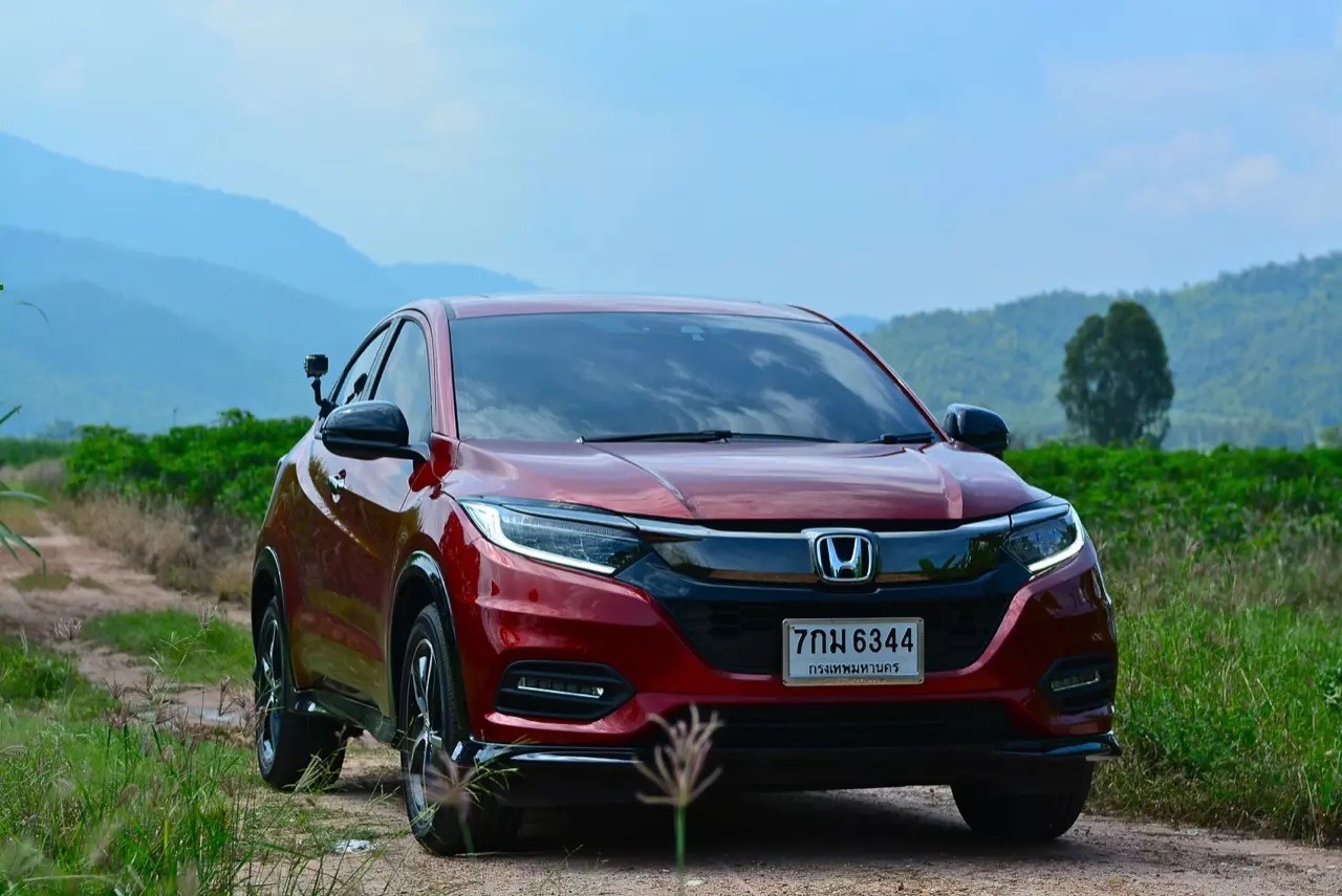 เปรียบมวย TOYOTA C-HR 1.8 MID ปะทะ HONDA HR-V 1.8 RS
