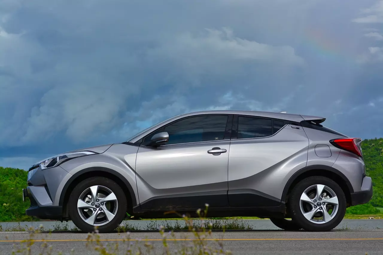 เปรียบมวย TOYOTA C-HR 1.8 MID ปะทะ HONDA HR-V 1.8 RS