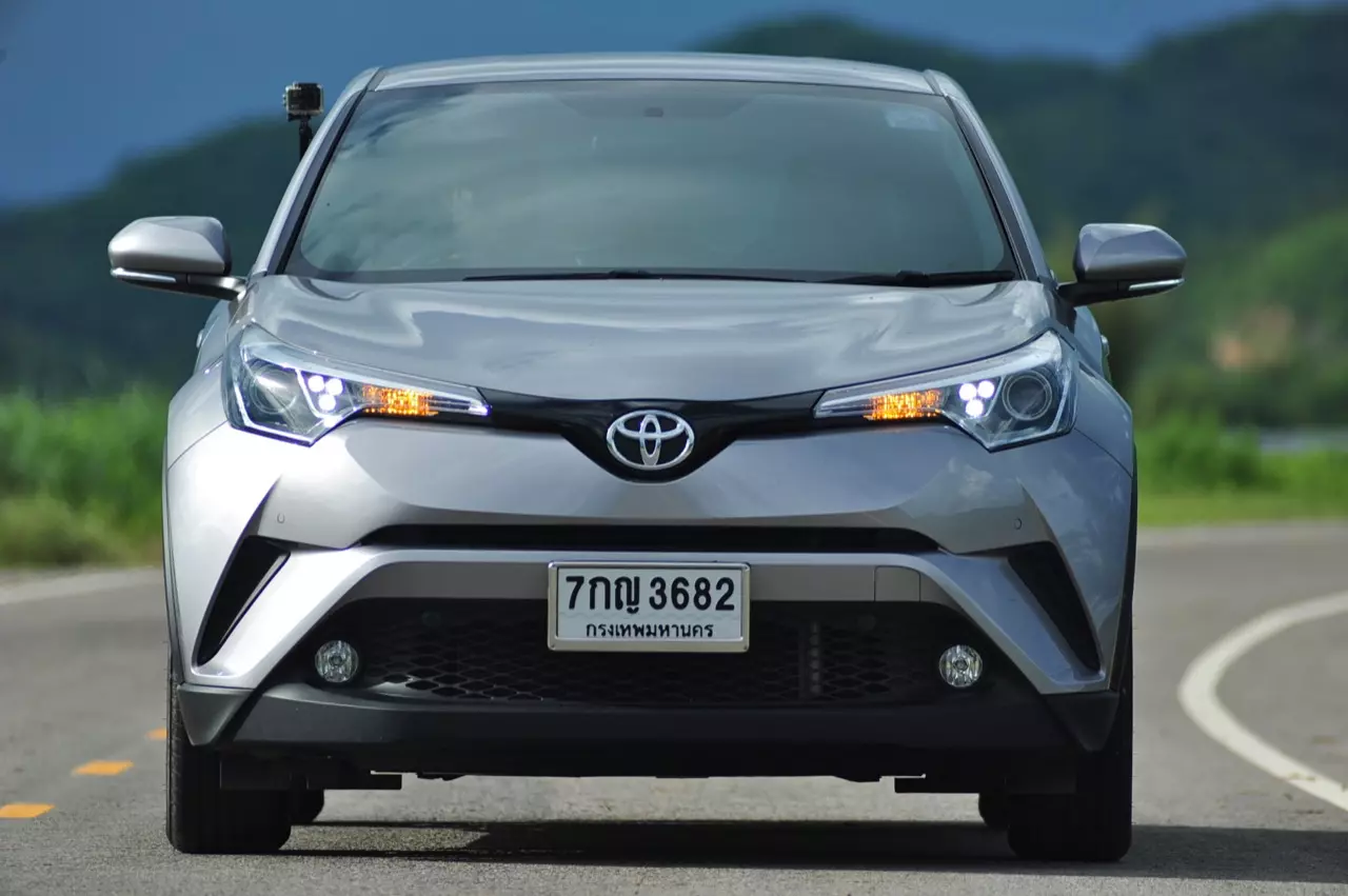 เปรียบมวย TOYOTA C-HR 1.8 MID ปะทะ HONDA HR-V 1.8 RS