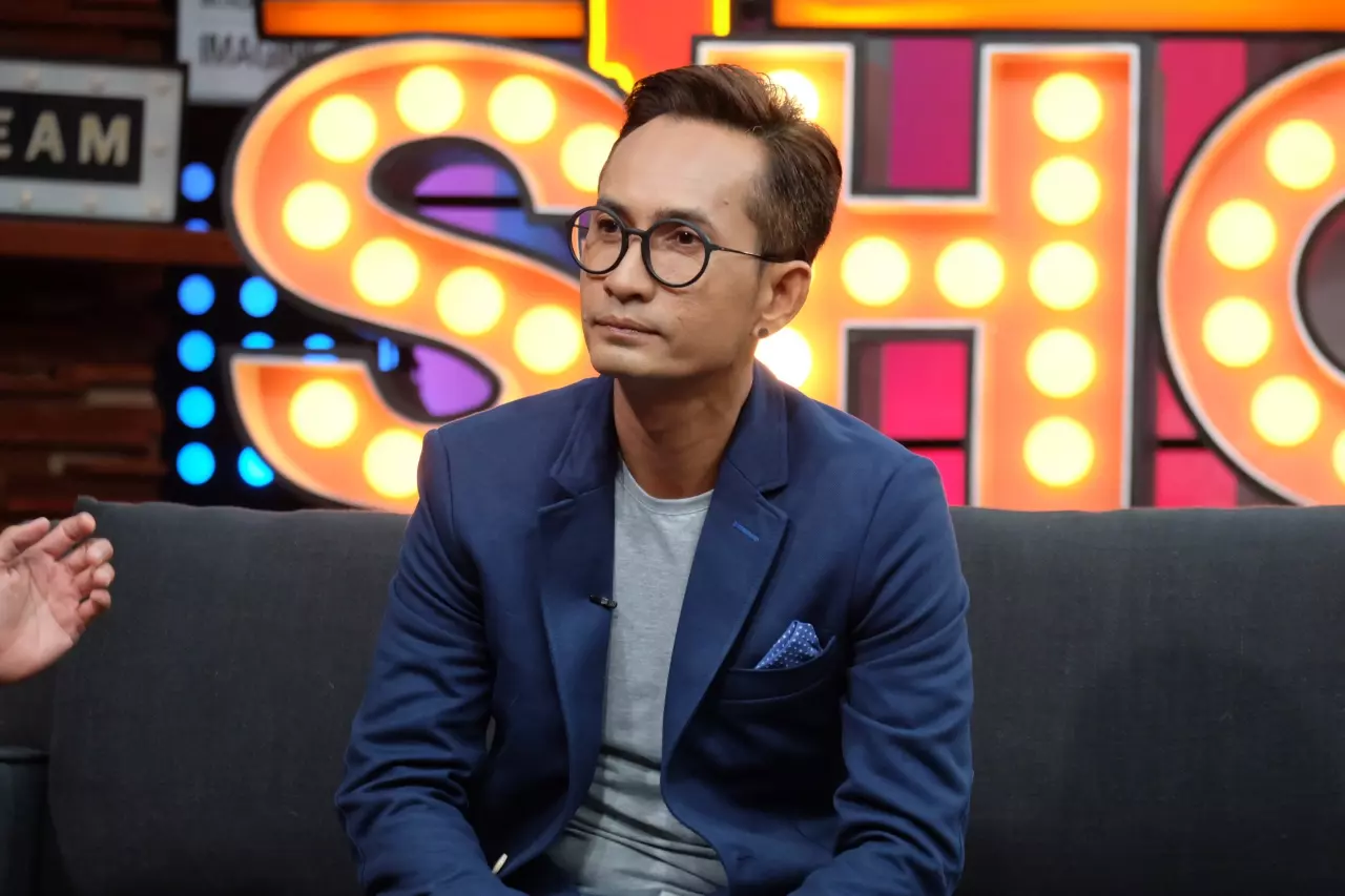 ละคร ลมไพรผูกรัก 2561 ป่าแม่วงก์ไม่ได้เป็นเพียงพงไพร แต่คือสมรภูมิแห่งหัวใจและอันตราย "อิสระ" เจ้าหน้าที่ป่าไม้ผู้เย่อหยิ่ง พบว่าโชคชะตาพาเขามาพบกับอดีตรักที่เคยหักอกอย่าง "ปอนด์" อีกครั้ง เมื่อเธอต้องก้มหน้าขอความช่วยเหลือให้เขาตามหาน้องชายที่หลงหายไปในอาณาเขตของ ส.ส.ไกรสร ผู้บงการขบวนการตัดไม้ ทว่าข้อแลกเปลี่ยนที่อิสระยื่นให้คือพันธะรักตลอดชีวิต แต่งงานกับเขา! ภารกิจครั้งนี้จึงไม่ใช่แค่การต่อสู้กับคนชั่วและอันตรายจากธรรมชาติ แต่เป็นการเดิมพันด้วยหัวใจ ภายใต้สายตาจับจ้องของ ชบาไพร หญิงสาวลึกลับแห่งป่าผู้มีพลังพิเศษ… ใครกันที่จะเป็นผู้รอดพ้น และใครจะพ่ายแพ้ต่อไฟแค้นรักที่คุโชน 16
