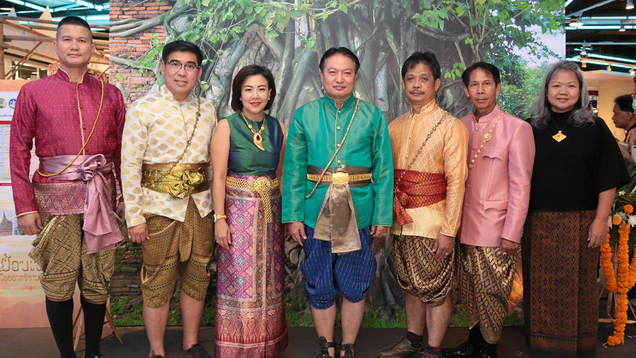 น่าเที่ยว สัมฤทธิ์ กองเงิน เปิดงาน “ย้อนเพลา อโยธยา ศรีรามเทพนคร” เพื่อส่งเสริมการท่อง
เที่ยวจังหวัดพระนครศรีอยุธยา โดยมี ขวัญแก้ว สิริจินดา, กิติพงษ์ สิปิยารักษ์, ณัฐปคัลป์ อัครวิชญ์ และ สิทธิพร เกตุชีพ มาร่วมงานด้วย ที่เซ็นทรัลพลาซา แกรนด์ พระราม 9 วันก่อน.