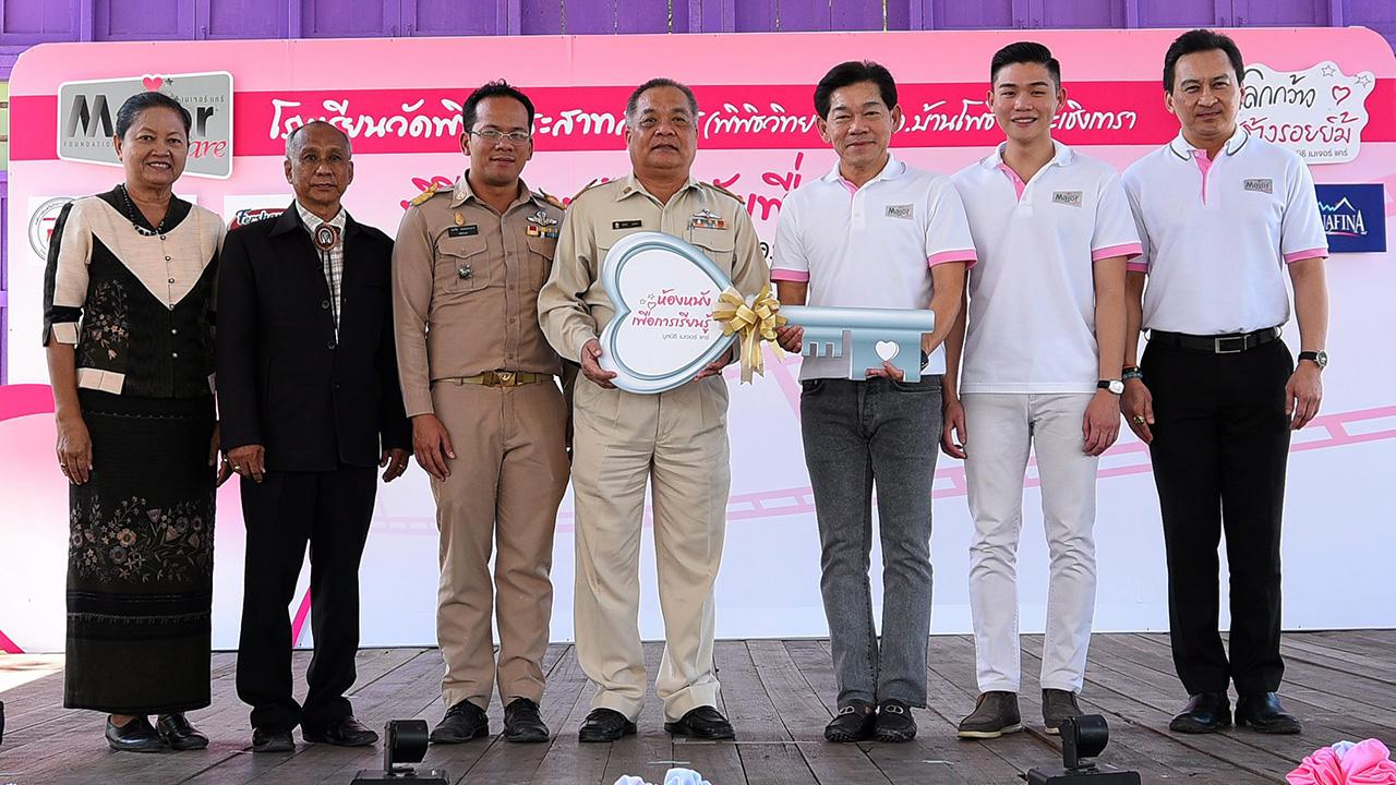 ได้เรียนรู้ วิชา พูลวรลักษณ์ และ วิชญะ พูลวรลักษณ์ ส่งมอบห้องหนังเพื่อการเรียนรู้ ห้องที่ 28 พร้อมอุปกรณ์การกีฬา ผ่านให้แก่ นุสินธุ์ รุ่งเดช โดยมี เอกชัย พลอยแสงสาย และ สัญญา
แก้วพิทักษ์ มาร่วมในพิธีด้วย ที่โรงเรียนวัดพิพิธประสาทสุนทร อ.บ้านโพธิ์ จ.ฉะเชิงเทรา วันก่อน.