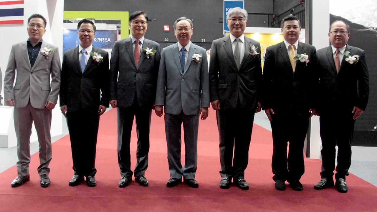 60 ปี สนธิรัตน์ สนธิจิรวงศ์ รมว.พาณิชย์ เปิดงานแสดงสินค้าเกาหลีและนิทรรศการ KOREA EXPO 2018, BANGKOK ในโอกาสครบรอบความสัมพันธ์ 60 ปี ไทย-เกาหลี โดยมี ควอน
พยอง โอ, โน กวาง อิล และ นฤตม์ เทอดสถีรศักดิ์ มาร่วมงานด้วย ที่ไบเทค บางนา วันก่อน.