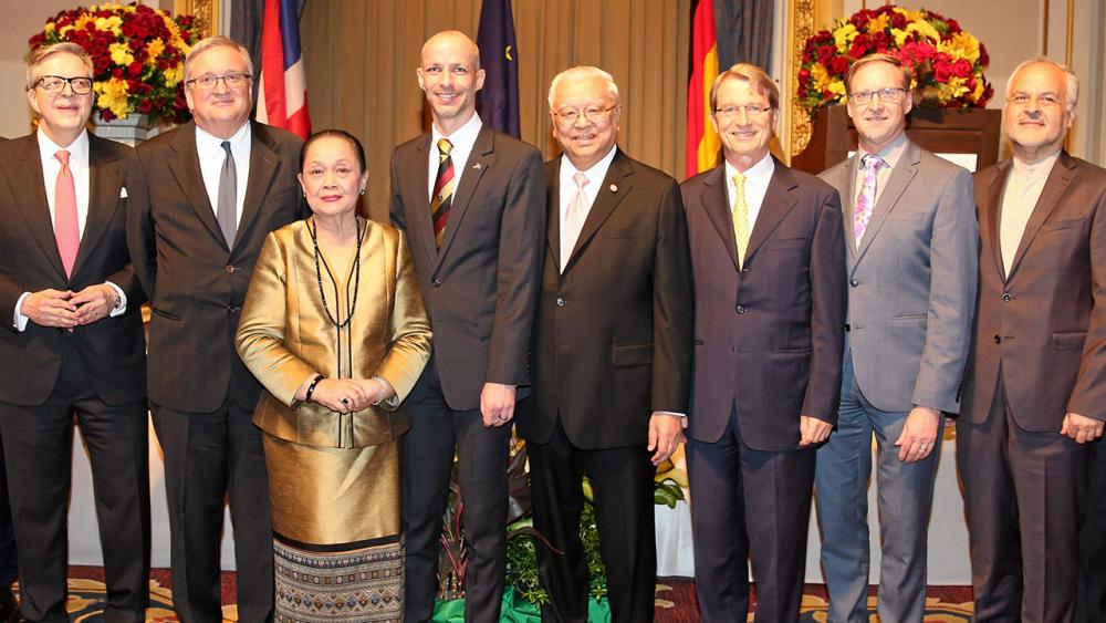 งานวันชาติ ยาน แชร์ อุปทูตสหพันธ์สาธารณรัฐเยอรมนี จัดงานฉลอง 28 ปี แห่งการรวมชาติเยอรมัน โดยมี ดร.จิรายุ-ท่านผู้หญิงอรนุช อิศรางกูร ณ อยุธยา, ดร.ฮาราลด์ ลิงค์, ไบรอัน เดวิดสัน, ปีร์กะ ตาปีโอละ และ พอล โรบิลลิอาร์ด มาร่วมงานด้วย ที่โรงแรมแมนดาริน โอเรียนเต็ล วันก่อน.
