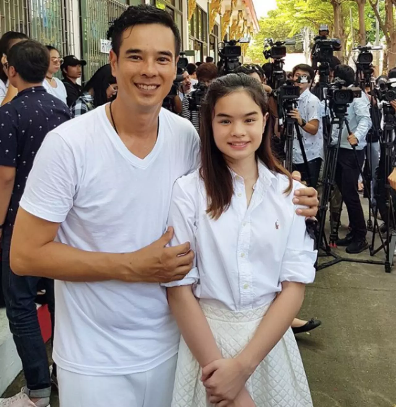 ลูกไม้หล่นใต้ต้น แอลลี่ ลูกสาวอ่ำ อัมรินทร์ เสียงดี ร้องเพลงเพราะมาก (คลิป)