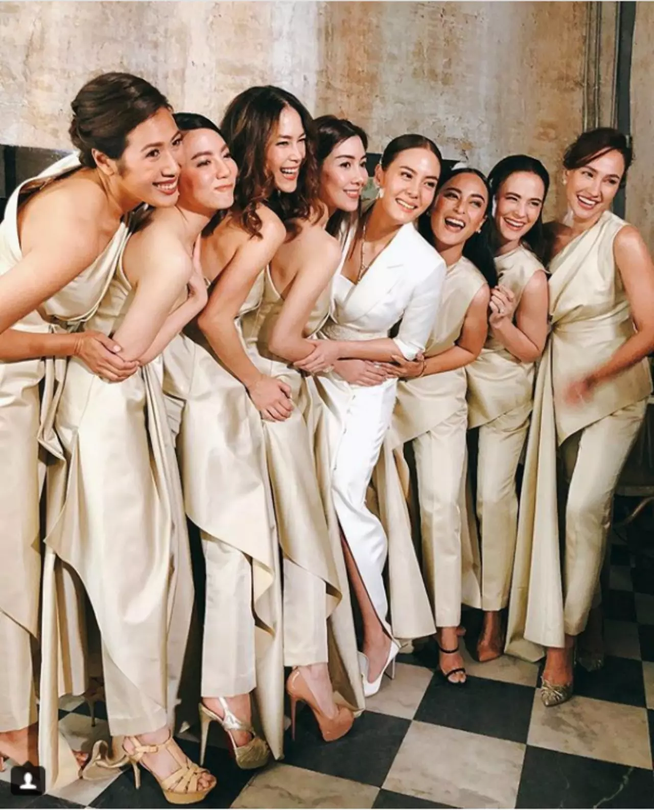 เจาะแฟชั่นชุดเจ้าสาว 'เจนี่' สวย เรียบหรู ดีไซน์สุดปัง!