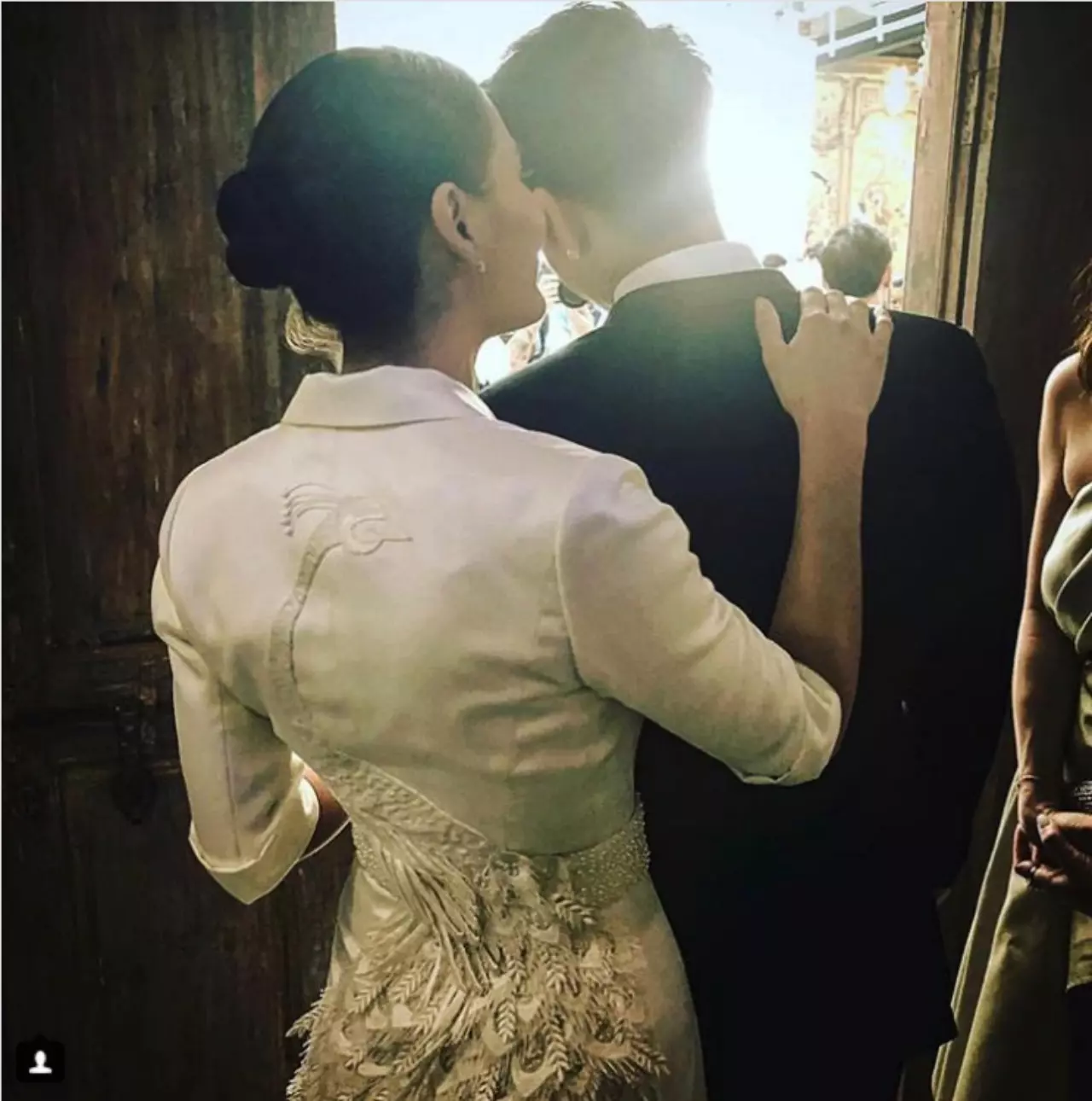 เจาะแฟชั่นชุดเจ้าสาว 'เจนี่' สวย เรียบหรู ดีไซน์สุดปัง!