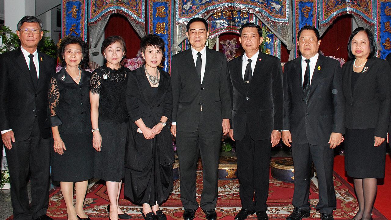 สู่สุคติ ศิริพล ยอดเมืองเจริญ เป็นประธานในพิธีสวดพระอภิธรรมศพ วิไล เหลืองวัฒนากิจ มารดา พรนภา เหลืองวัฒนากิจ โดยมี พล.อ.ยุทธศิลป์ โดยชื่นงาม, เจน นำชัยศิริ, ดร.สมชาย สาโรวาท และ เบญจวรรณ รัตนประยูร มาร่วมในพิธีด้วย ที่ศาลา 14 วัดเทพศิรินทราวาส คํ่าวันก่อน.
