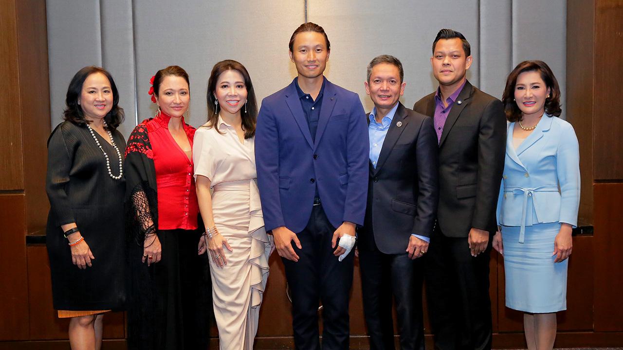 ฟังเพลิน เฉลิมชัย มหากิจศิริ มาบรรยายเรื่อง นวัตกรรมทางธุรกิจ ให้ผู้เข้าอบรมหลักสูตรการบริหารการท่องเที่ยว สำหรับผู้บริหารระดับสูง รุ่นที่ 2 โดยมี ศิริปกรณ์ เชี่ยวสมุทร, ฉฎาณิศา ชำนาญเวช และ ชนัดดา จิราธิวัฒน์ มาร่วมฟังด้วย ที่ รร.เซ็นทาราแกรนด์ เซ็นทรัลเวิลด์ วันก่อน.